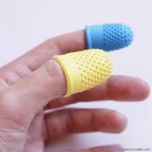 Dedal plástico para coser a mano